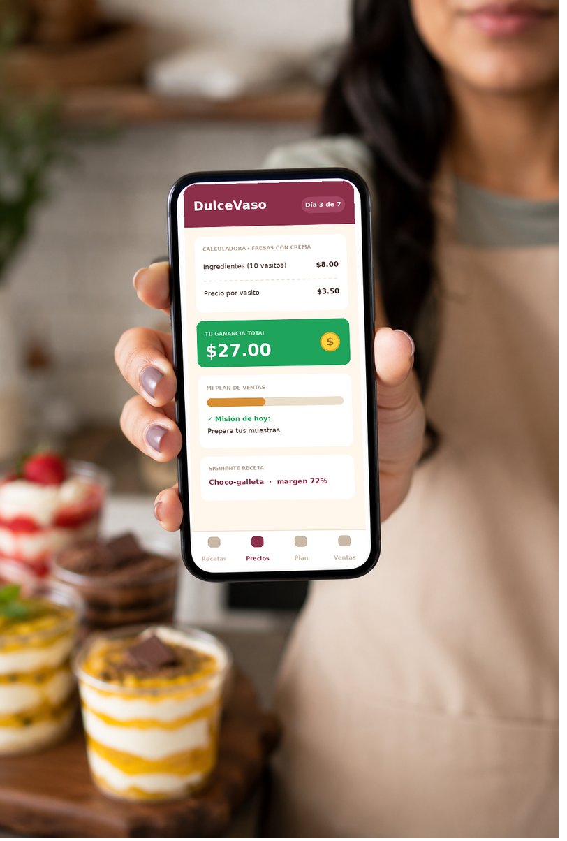 Mano de mujer mostrando la app DulceVaso con la calculadora de precios y la ganancia en pantalla